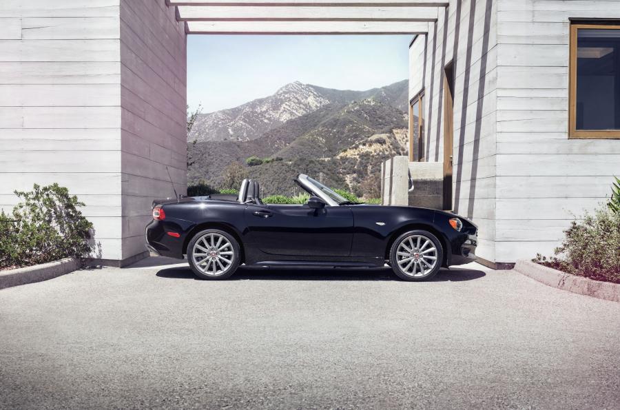 Fiat 124 Spider 2016 года  (US) (фото 11 из 36)